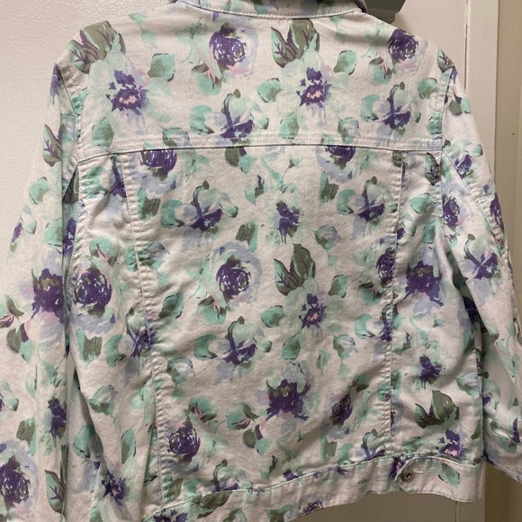 Traditions 2 piece mauve and white floral jean jacket and capri jeans. - Picture 3 of 6